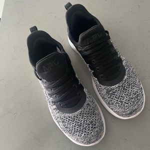 APL TechLoom Tracer Knit Training Shoe 


5.5B, BLACK / HEATHER GREY / WHITE
